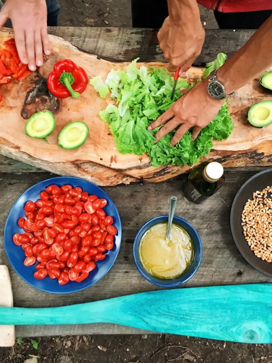 Cocinera preparando un guiso en una cocina rústica de La Vinya